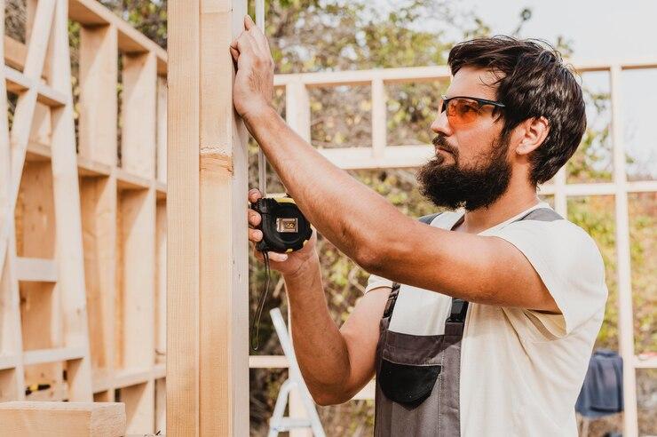 Les étapes essentielles pour construire une charpente en bois