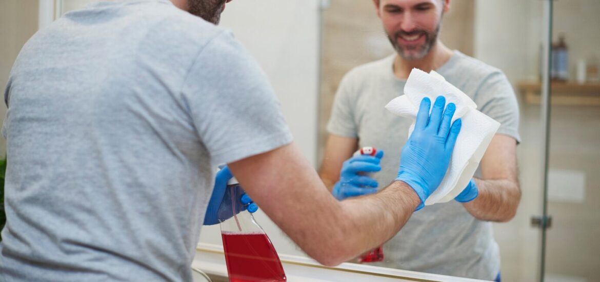 Comment faire briller les surfaces vitrées de votre salle de bain ?